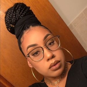 Meet your Posher, Naisha